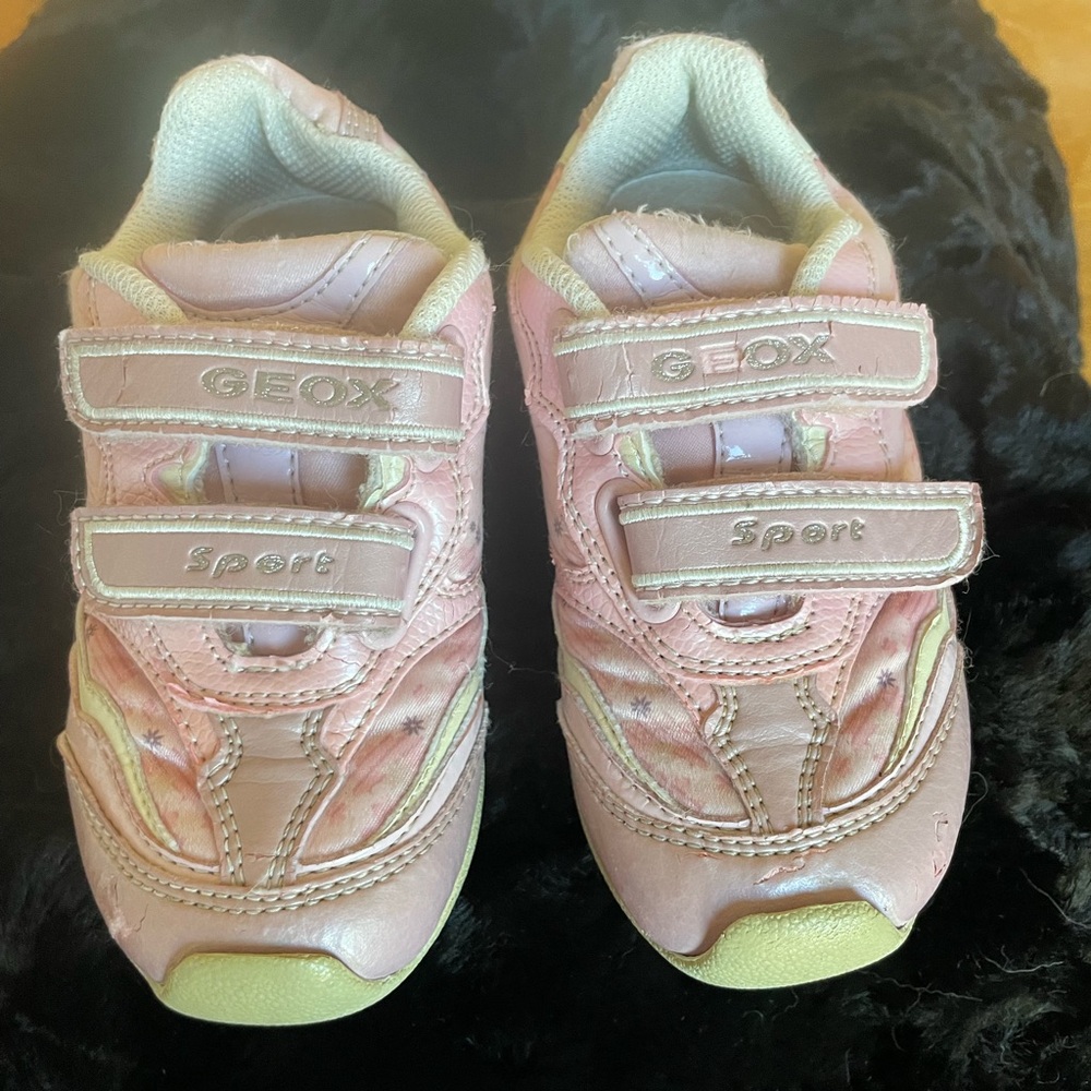 Geox  Respira Pink Velcro Sneakers with light up. Girls size 8 1/2